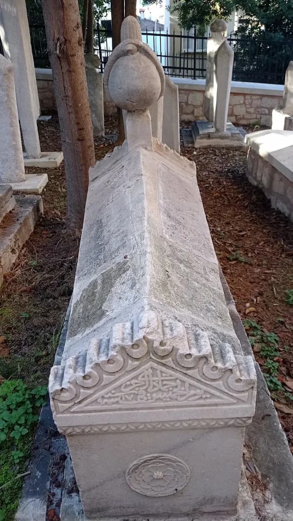 Cami içindeki mezar.